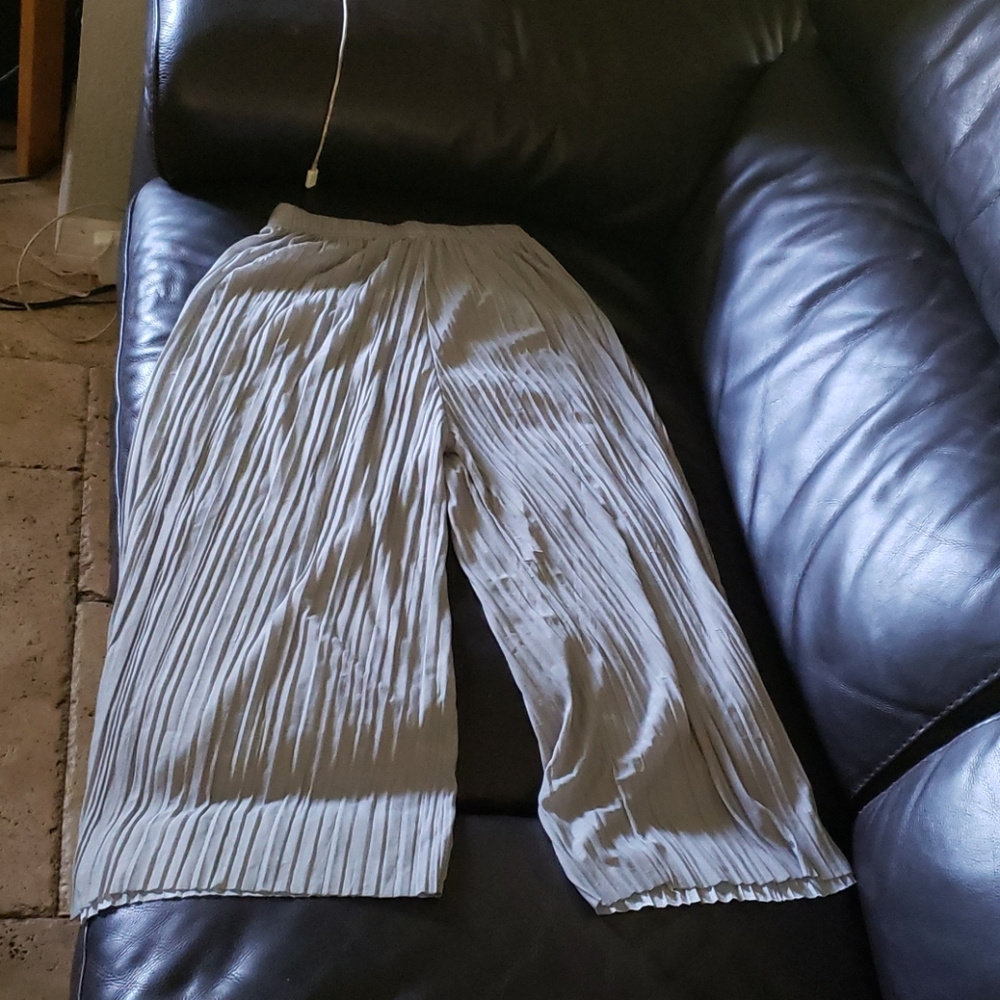 Wide legged flowy grey pants
